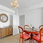 Lejlighed 2br Seafront In Center With Community Pool