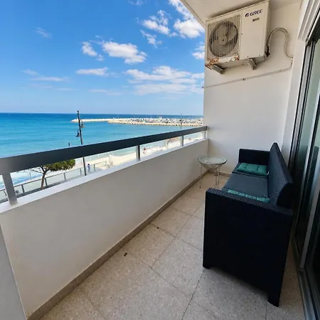 2br Seafront In Center With Community Pool Appartement Larnaca