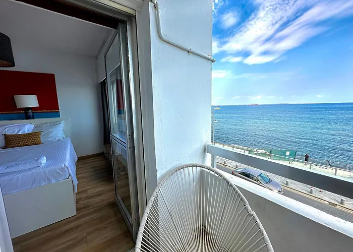 2br Seafront In Center With Community Pool Apartmán Larnaca