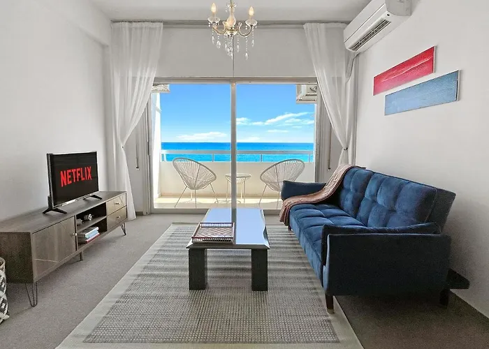 2br Seafront In Center With Community Pool Апартаменты *